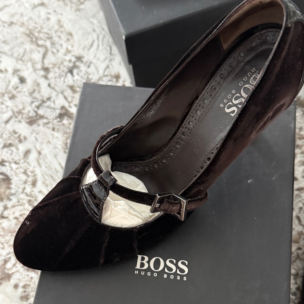 Women’s Hugo Boss dark Brown velvet/ patent Testa Di Moro heels